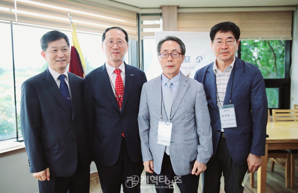 전국남전도회 서울지역 임원회의 배원식 장로 회장 당선모습