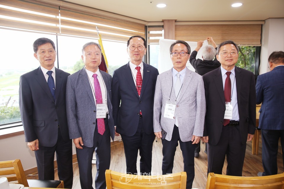 전국남전도회 서울지역 임원회의 배원식 장로 회장 당선모습