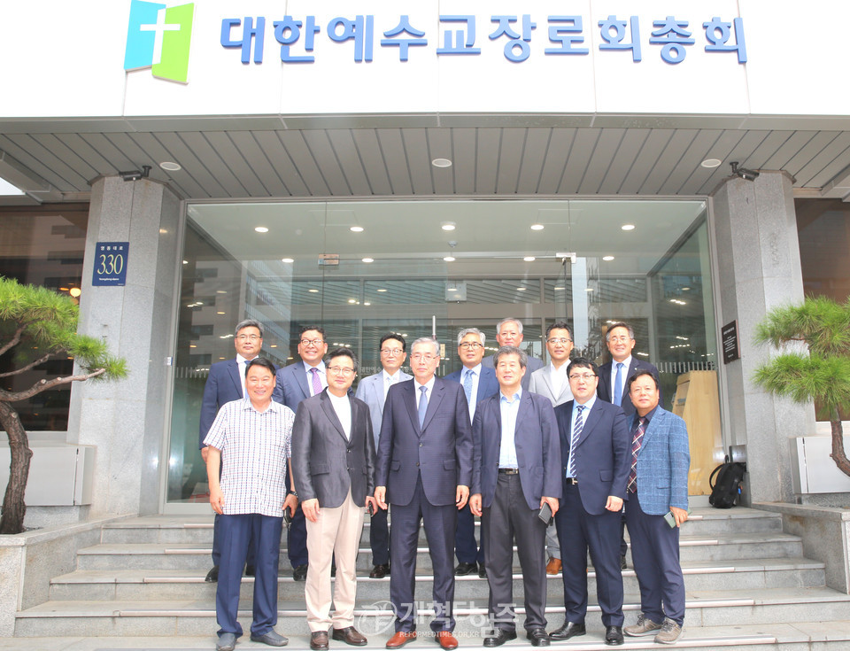 장재덕 목사, 제109회 기독신문 이사장 예비 후보 등록 모습