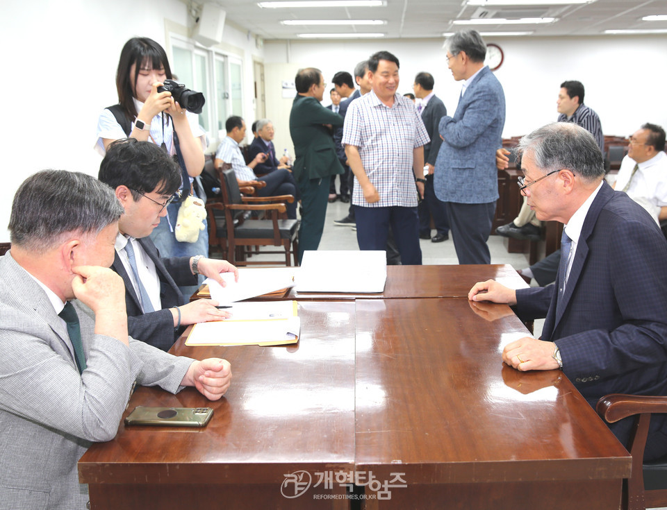 장재덕 목사, 제109회 기독신문 이사장 예비 후보 등록 모습
