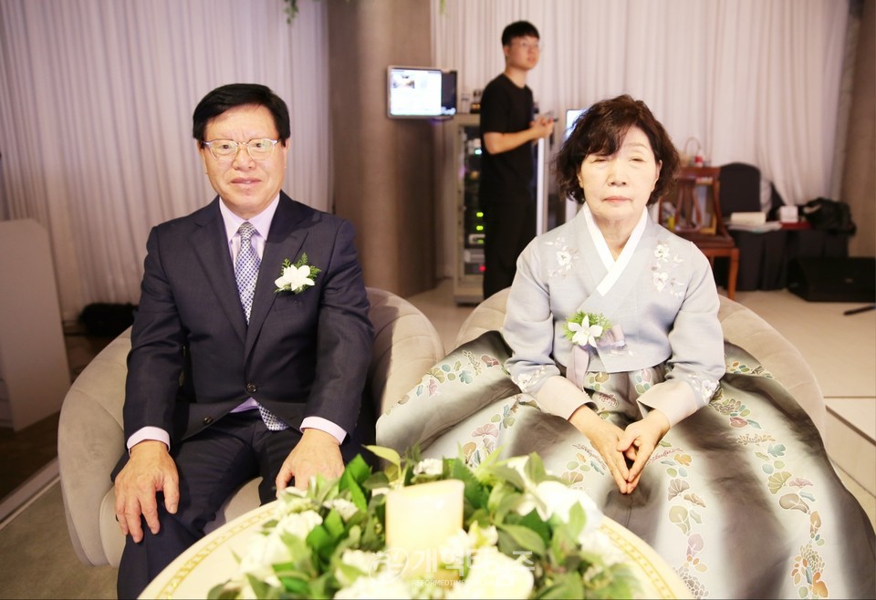 증경 부총회장 신신우 장로, 아들 결혼 예식 모습