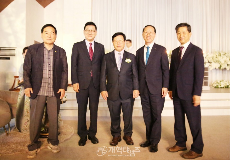 증경 부총회장 신신우 장로, 아들 결혼 예식 모습