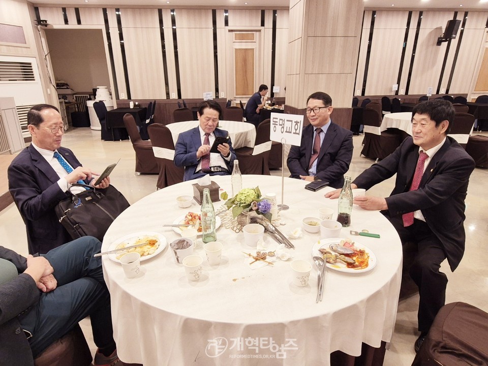 증경 부총회장 신신우 장로, 아들 결혼 예식 모습