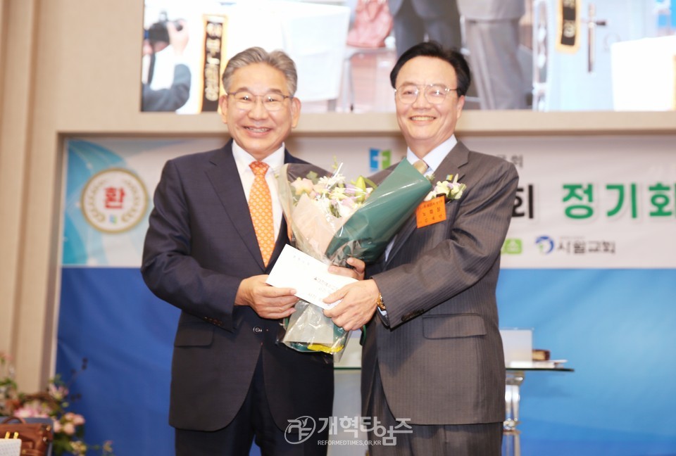 경청노회, 총회 서기 임병재 목사 당선 축하 모습