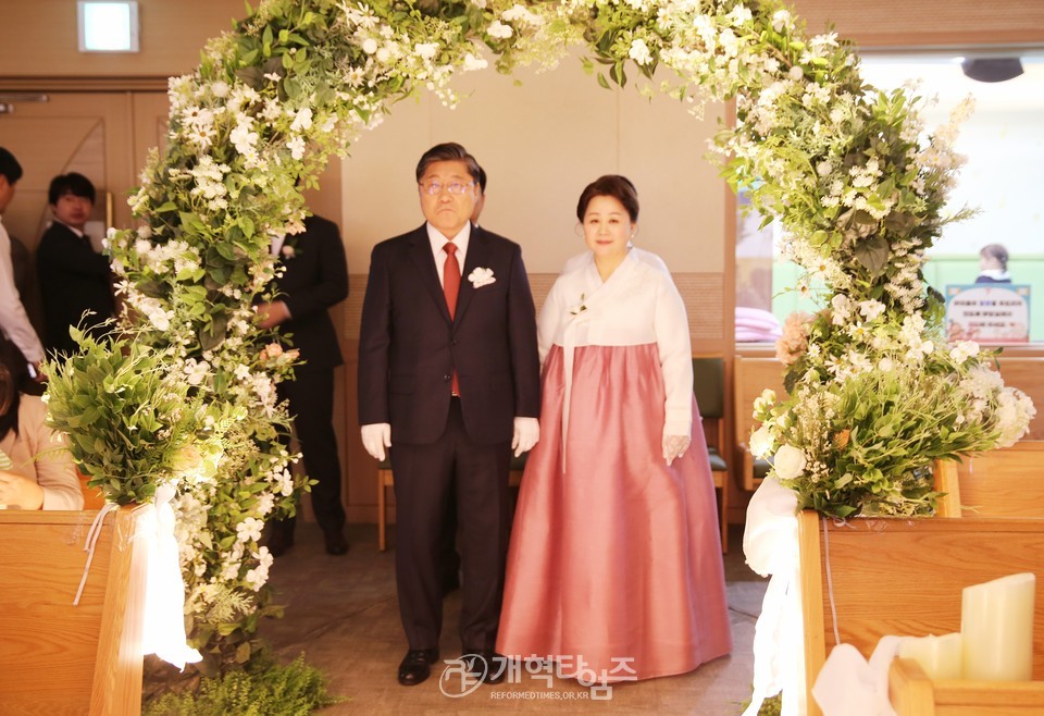 부총회장 장봉생 목사, 장녀 소영 양 결혼예식 모습
