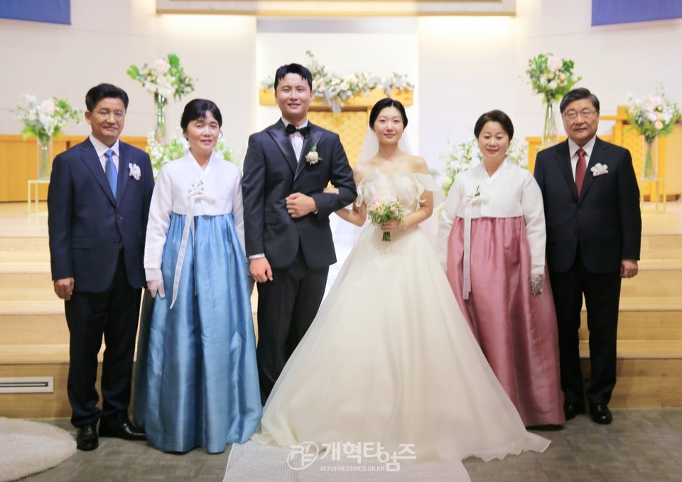 부총회장 장봉생 목사, 장녀 소영 양 결혼예식 모습