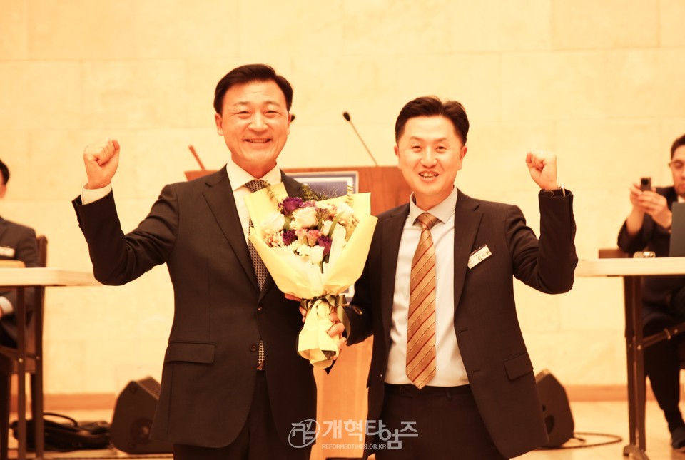 용천노회, 총회 회록서기 김종철 목사 당선 축하 모습