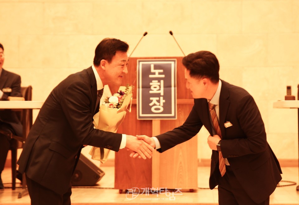 용천노회, 총회 회록서기 김종철 목사 당선 축하 모습