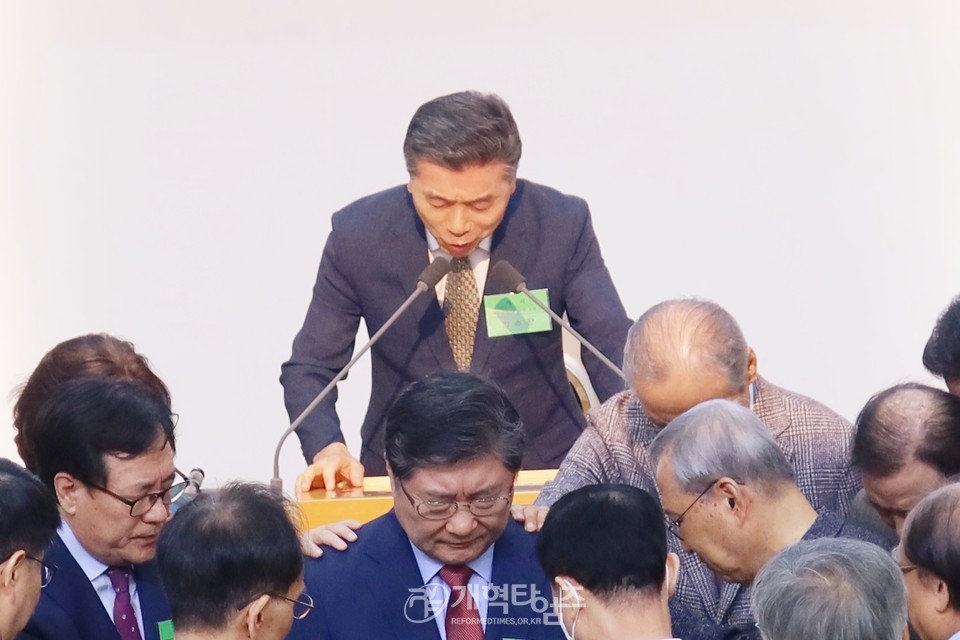 서울노회, 장봉생 목사 부총회장 당선 축하 모습