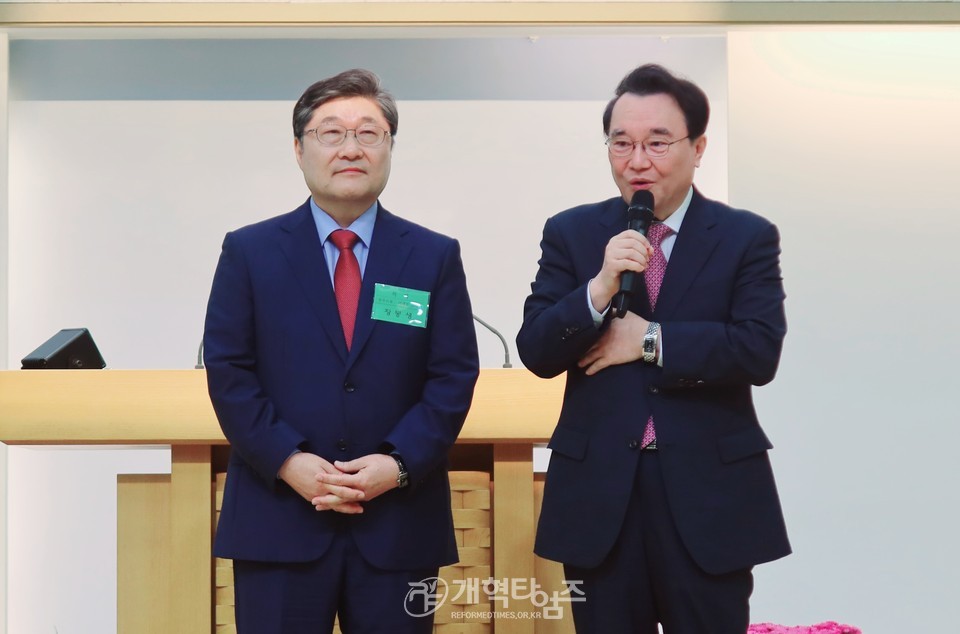서울노회, 장봉생 목사 부총회장 당선 축하 모습