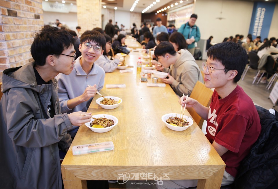 총신대 장로권사교육원, 총신대 제2차 짜장면 나눔 행사 모습