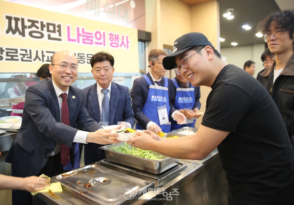 총신대 장로권사교육원, 총신대 제2차 짜장면 나눔 행사 모습