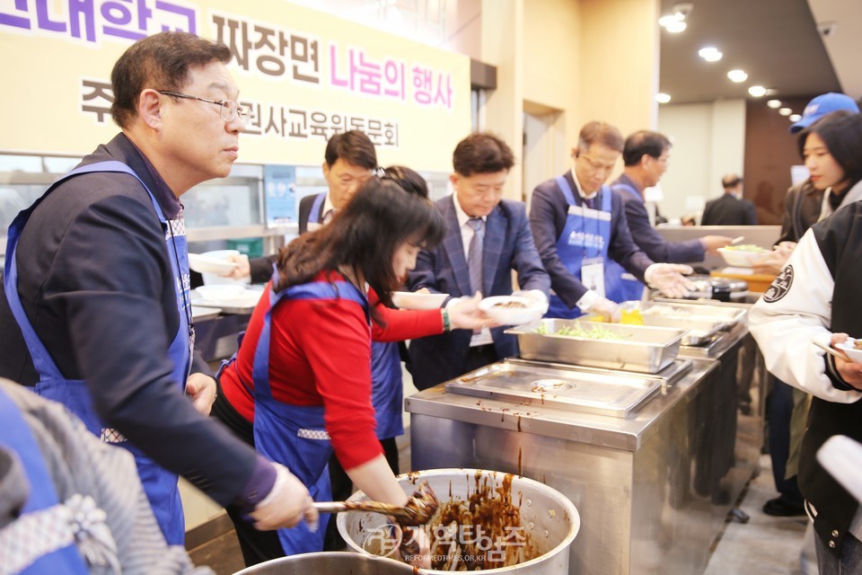 총신대 장로권사교육원, 총신대 제2차 짜장면 나눔 행사 모습