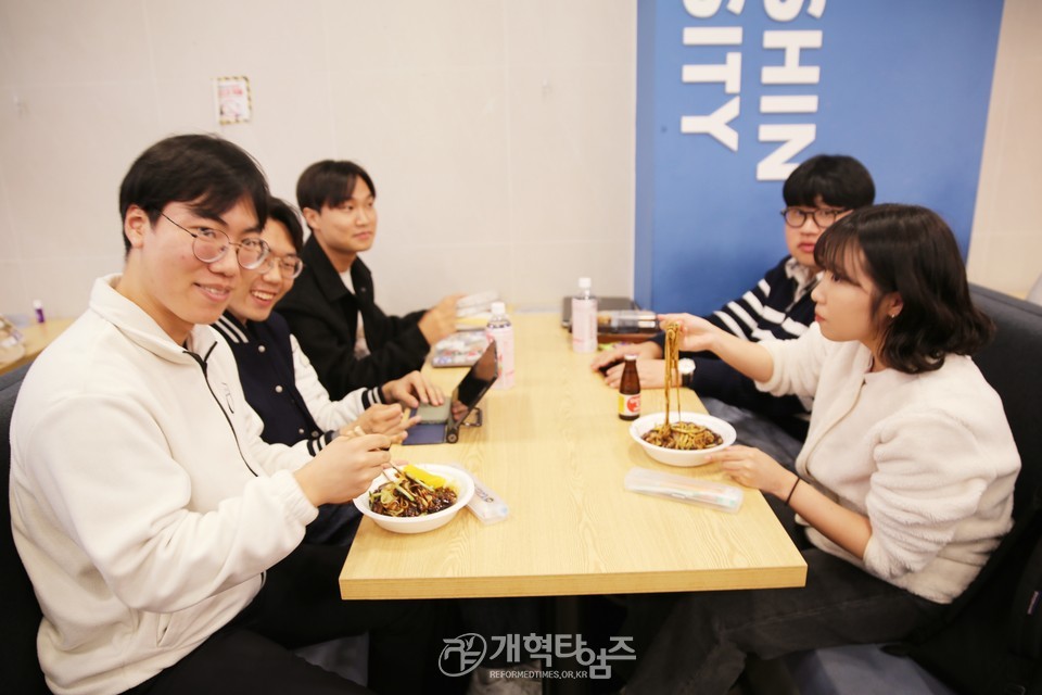 총신대 장로권사교육원, 총신대 제2차 짜장면 나눔 행사 모습