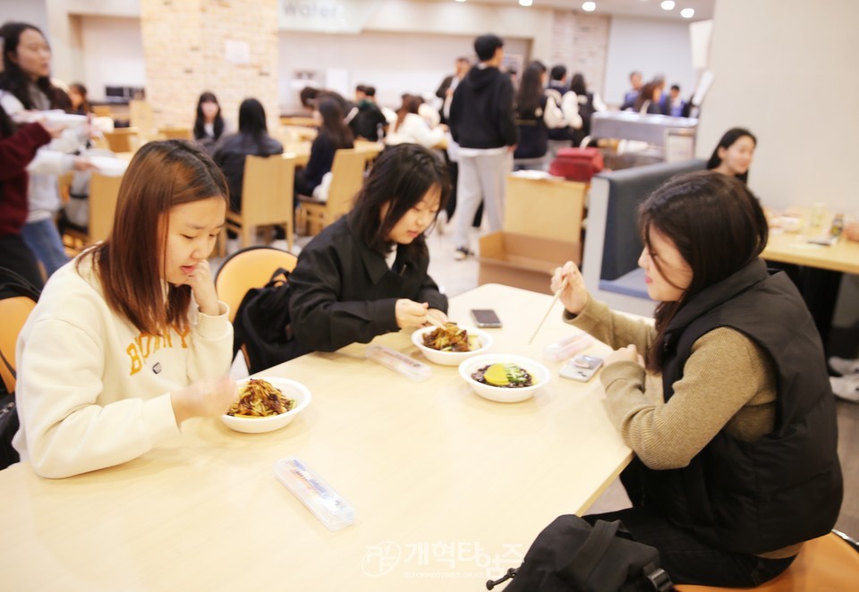 총신대 장로권사교육원, 총신대 제2차 짜장면 나눔 행사 모습
