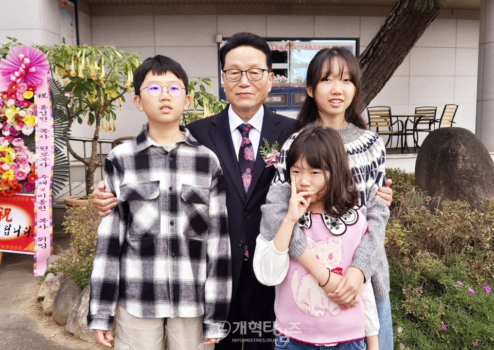 성주중앙교회, 홍성헌 목사 원로 추대, 이종현 목사 위임식 모습
