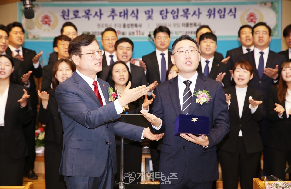 성주중앙교회, 홍성헌 목사 원로 추대, 이종현 목사 위임식 모습
