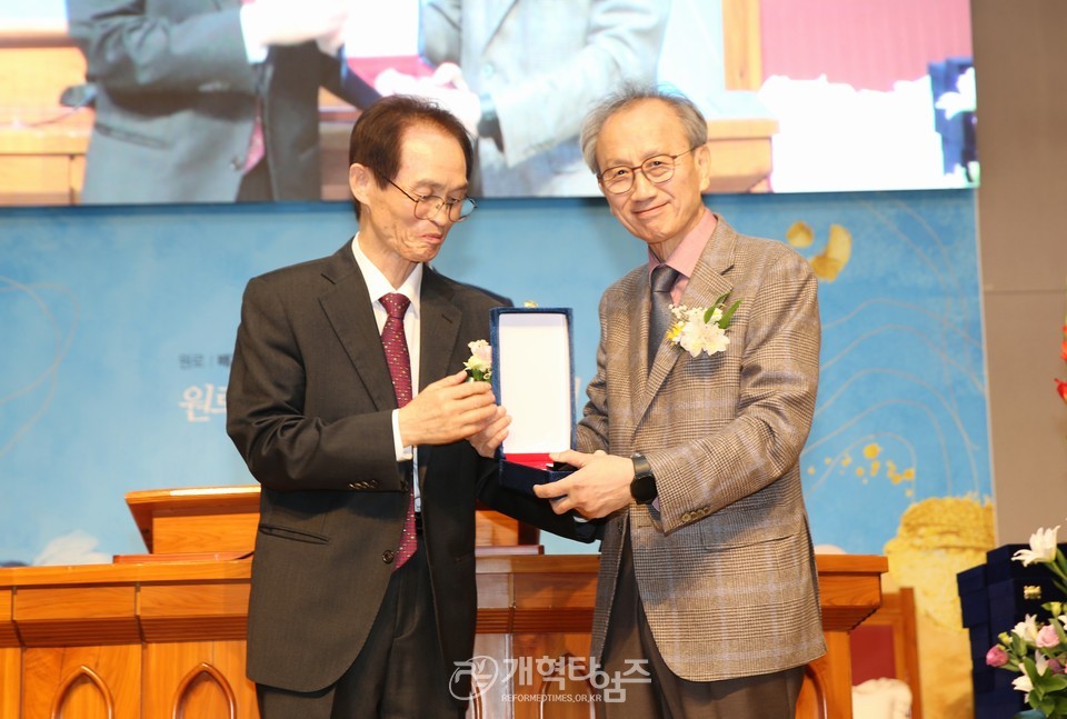 동원교회, 배재군 목사 원로 추대 및 배진호 목사 위임식 모습