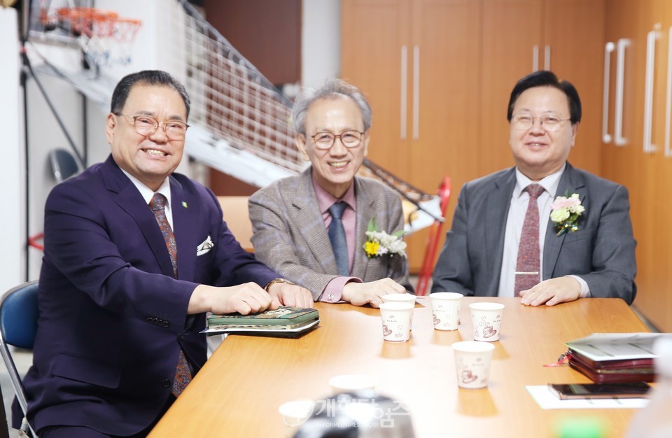 동원교회, 배재군 목사 원로 추대 및 배진호 목사 위임식 모습