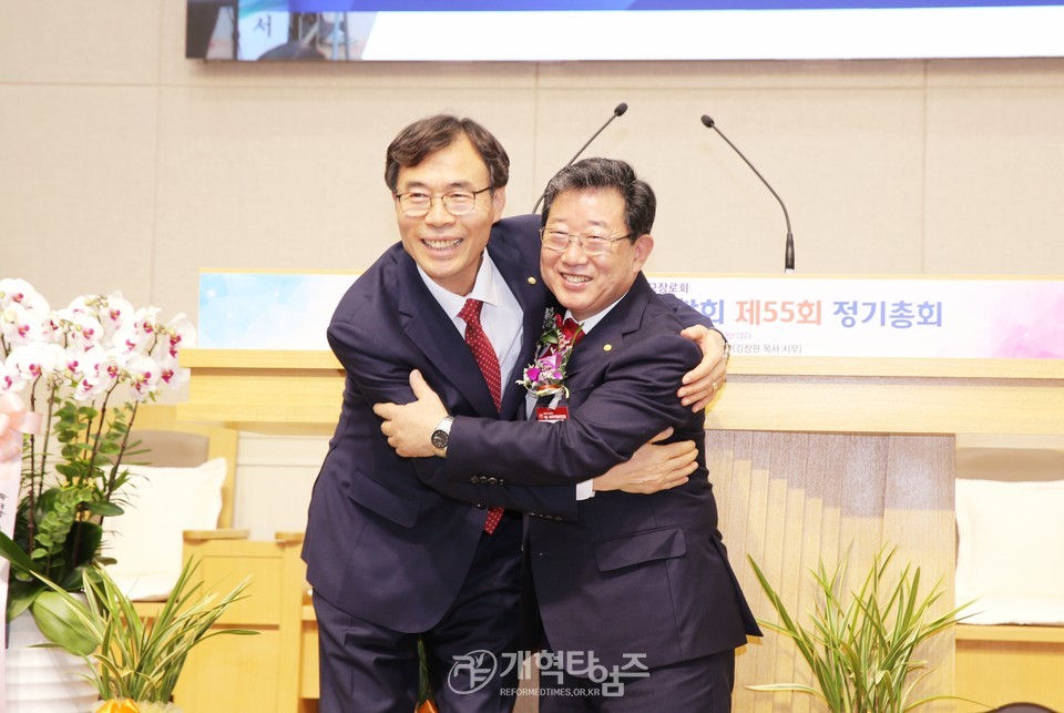 서울서북지역장로회 정기총회, 신임회장 이해중 장로 추대 모습