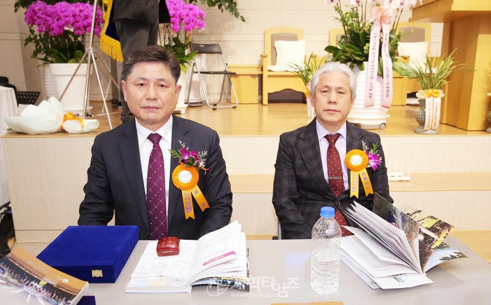 서울서북지역장로회 정기총회, 신임회장 이해중 장로 추대 모습