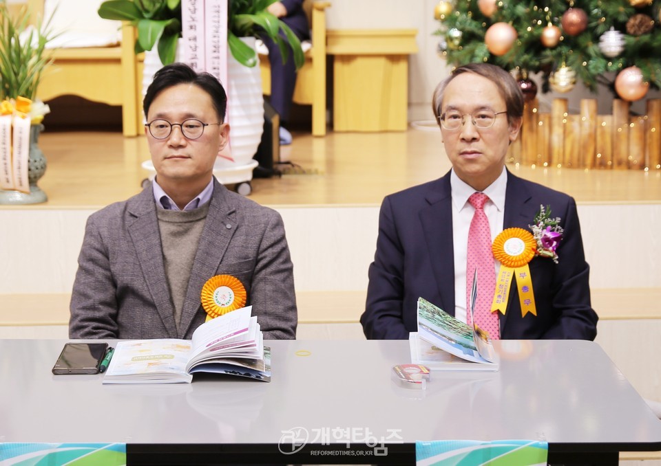 서울서북지역장로회 정기총회, 신임회장 이해중 장로 추대 모습