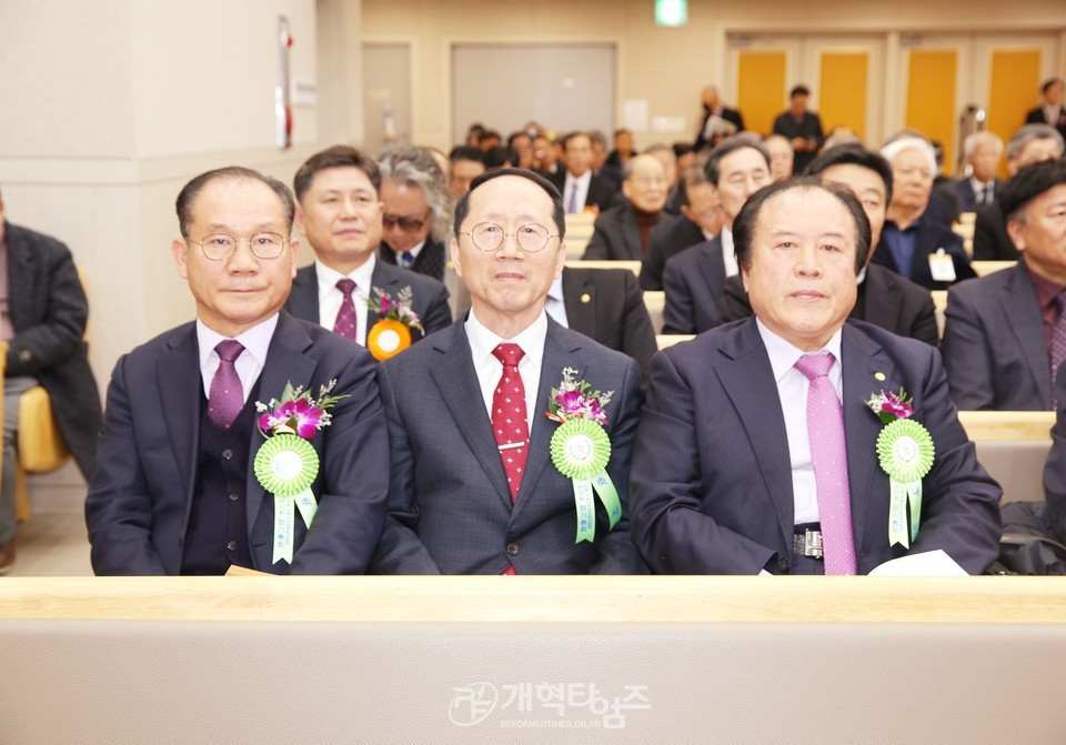 서울서북지역장로회 정기총회, 신임회장 이해중 장로 추대 모습