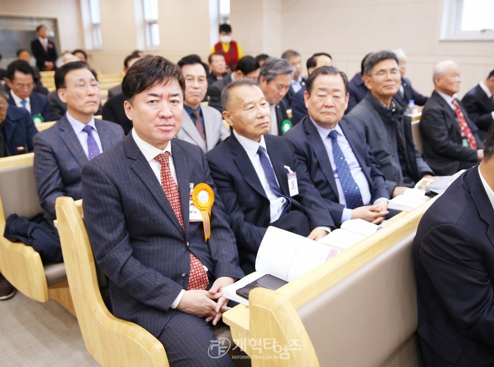 서울서북지역장로회 정기총회, 신임회장 이해중 장로 추대 모습