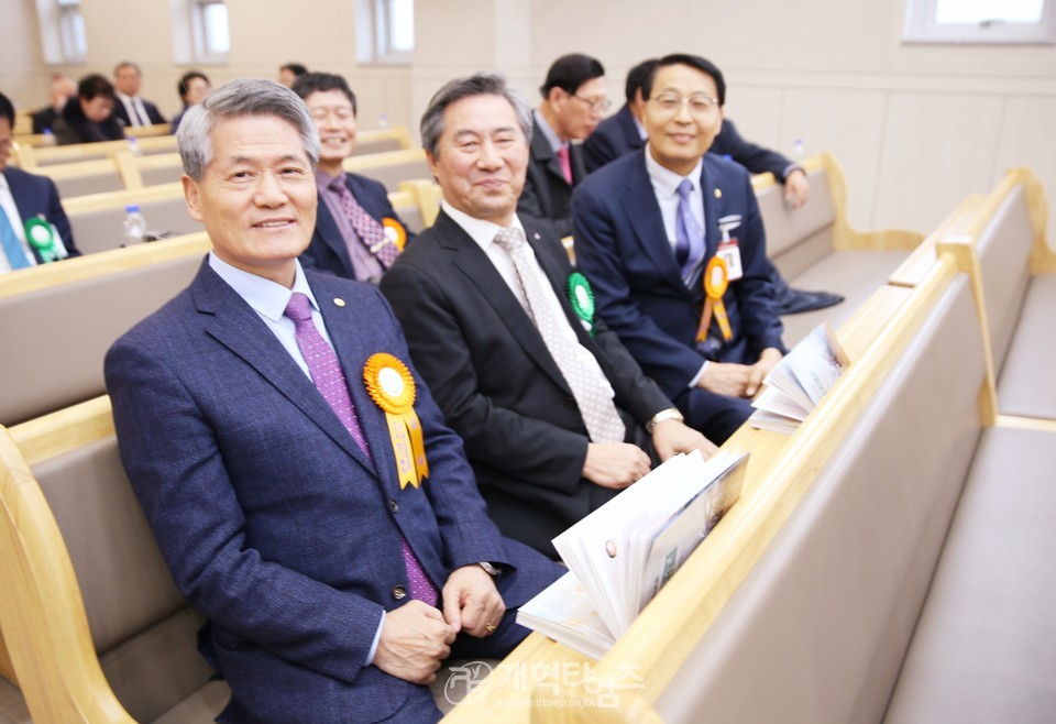 서울서북지역장로회 정기총회, 신임회장 이해중 장로 추대 모습