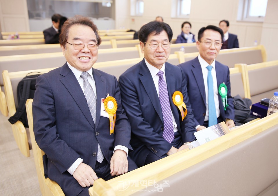 서울서북지역장로회 정기총회, 신임회장 이해중 장로 추대 모습