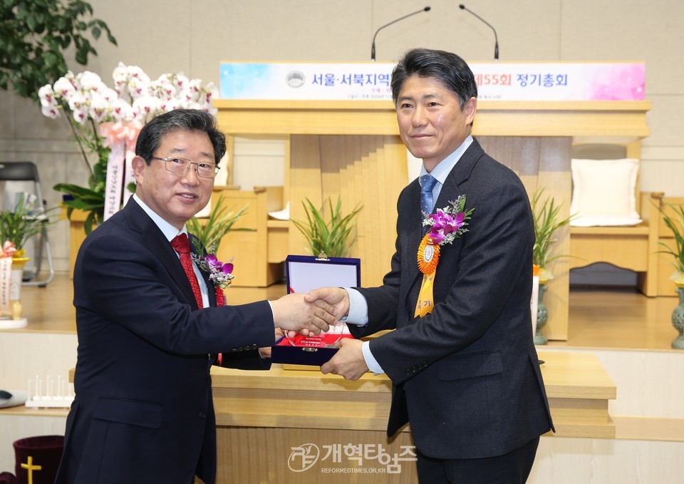 서울서북지역장로회 정기총회, 신임회장 이해중 장로 추대 모습