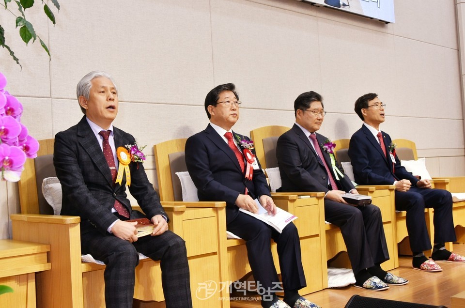 서울서북지역장로회 제55회 정기총회, 신임회장 이해중 장로 추대 모습