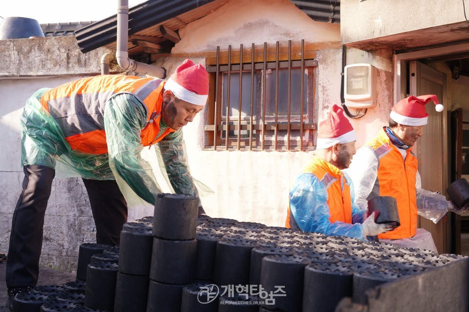 선한장로회(善長會), 성탄 맞아 연탄배달 나눔 섬김 모습