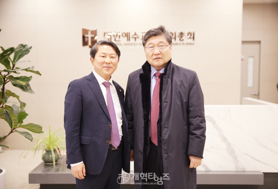 총회군선교부&총회군선교회,「사랑의 온차 및 손난로 전달식」모습