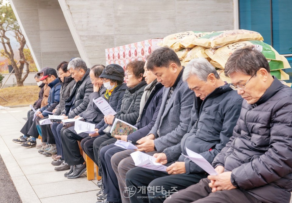 영.호남남전도협의회, 연말 독거가정 연탄 및 생필품 전달식 모습