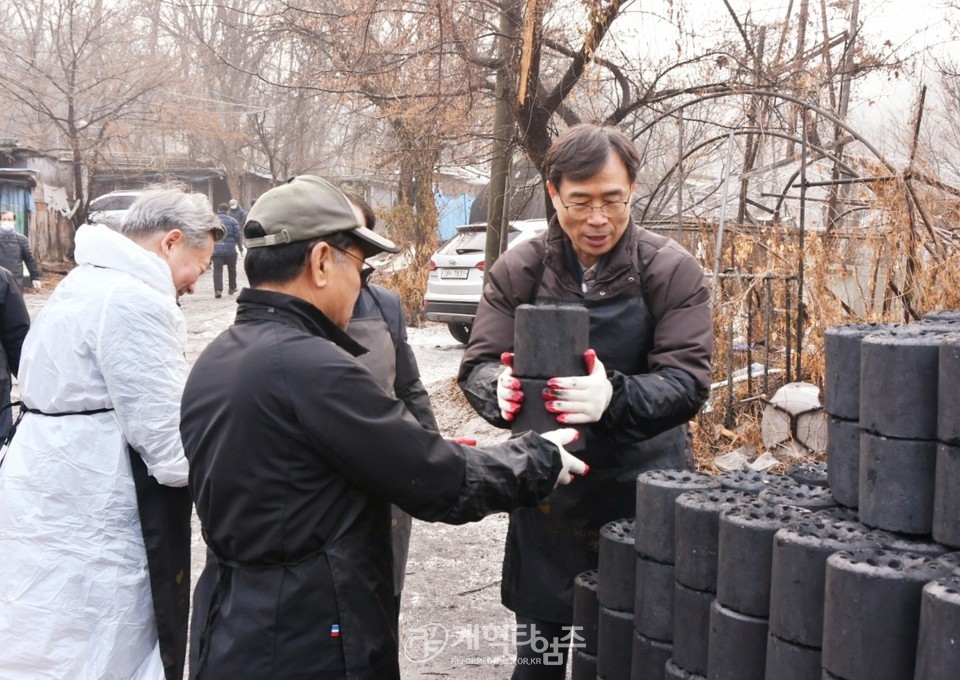 서울ㆍ서북지역장로회, 구룡마을에서 사랑의연탄 나누기 모습