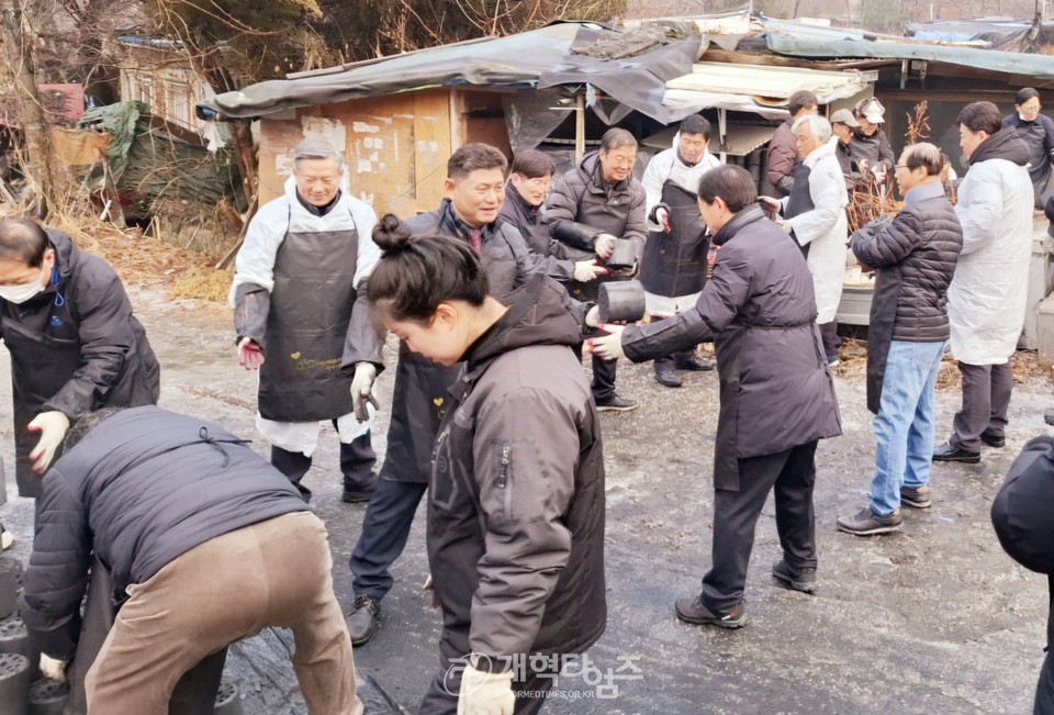 서울ㆍ서북지역장로회, 구룡마을에서 사랑의연탄 나누기 모습
