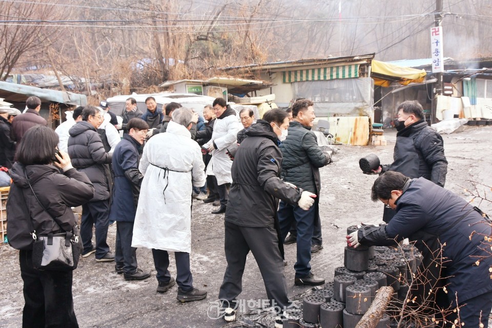서울ㆍ서북지역장로회, 구룡마을에서 사랑의연탄 나누기 모습