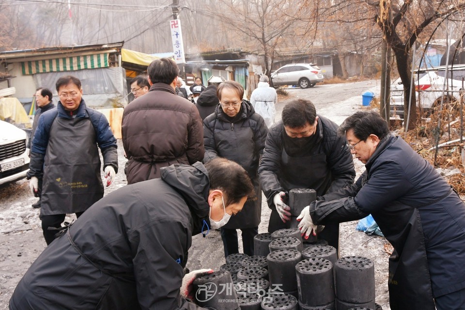 서울ㆍ서북지역장로회, 구룡마을에서 사랑의연탄 나누기 모습