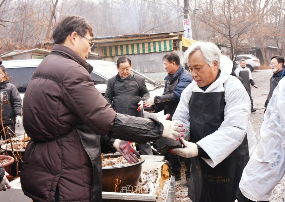 서울ㆍ서북지역장로회, 구룡마을에서 사랑의연탄 나누기 모습