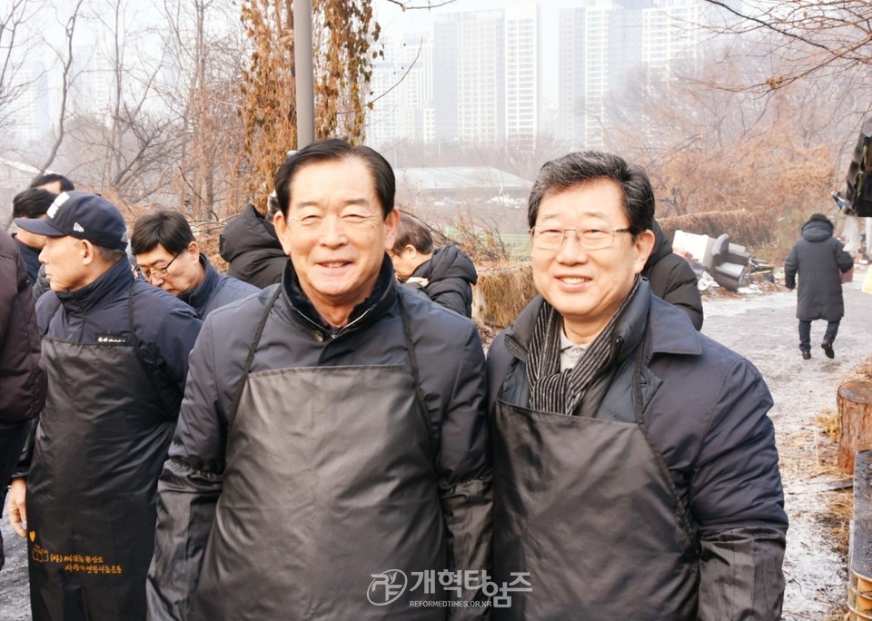 서울ㆍ서북지역장로회, 구룡마을에서 사랑의연탄 나누기 모습