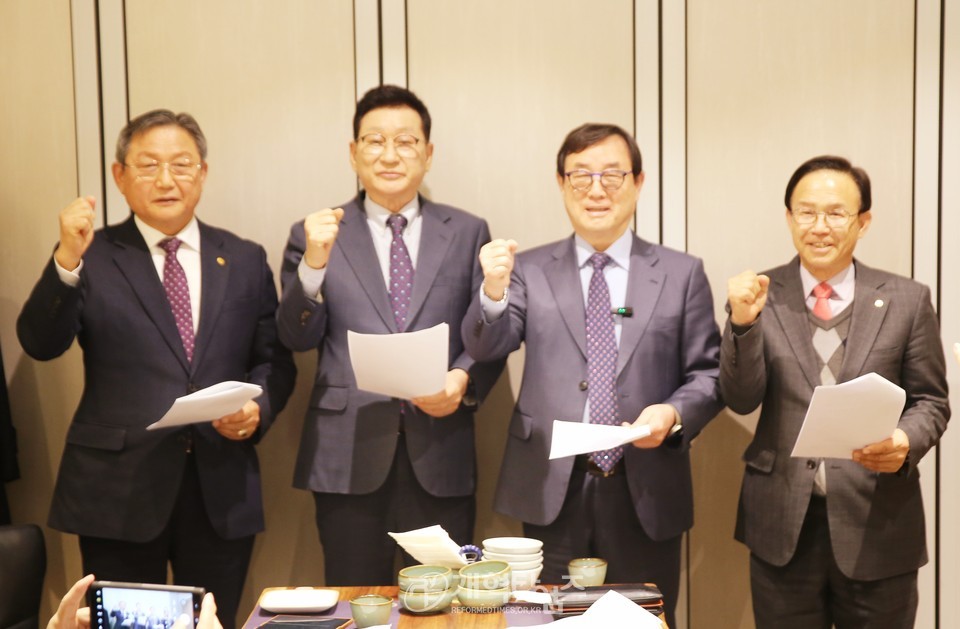 총회증경총회장단회 임원단, 「시국선언문」 발표 모습