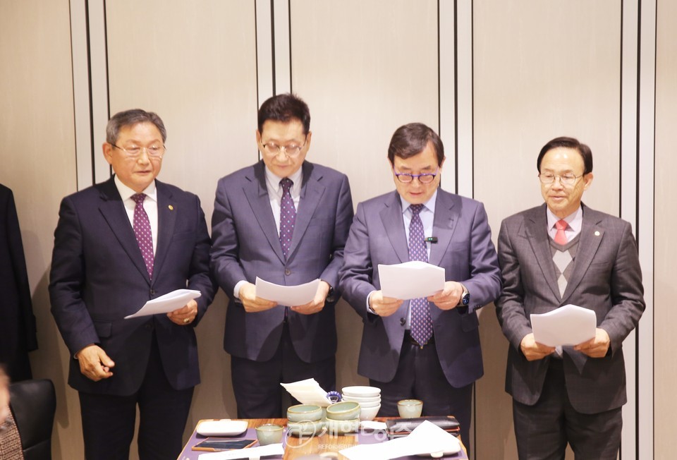 총회증경총회장단회 임원단, 「시국선언문」 발표 모습