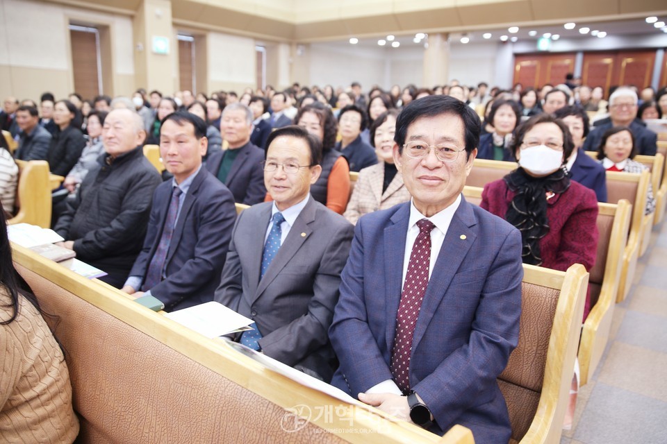 울산 대암교회, 증경총회장 배광식 목사 원로 추대 감사예배 모습
