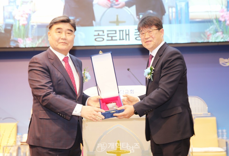 울산 대암교회, 증경총회장 배광식 목사 원로 추대 감사예배 모습