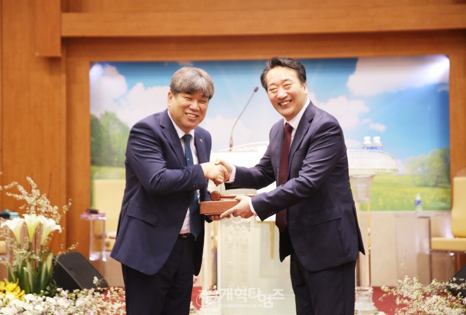 서부산노회ㆍ경남동노회, (가칭)부경노회, 합병예배 모습