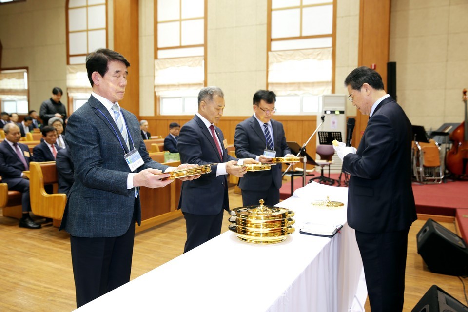 서부산노회ㆍ경남동노회, (가칭)부경노회, 합병예배 모습