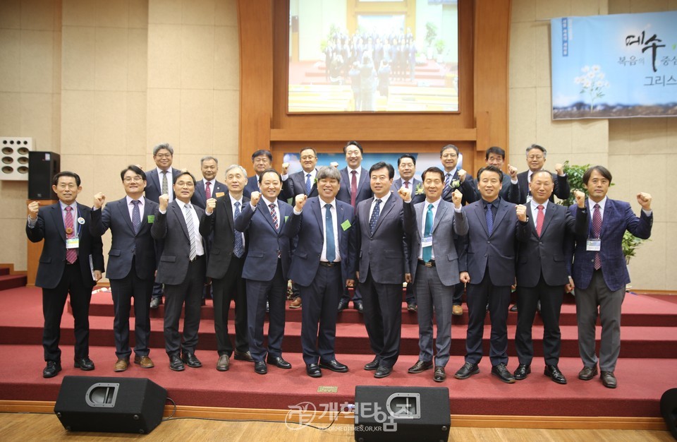 서부산노회ㆍ경남동노회, (가칭)부경노회, 합병예배 모습