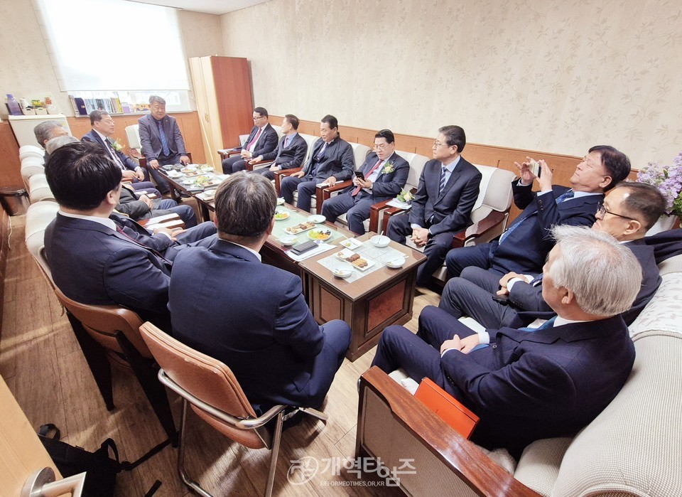 서부산노회ㆍ경남동노회, (가칭)부경노회, 합병예배 모습