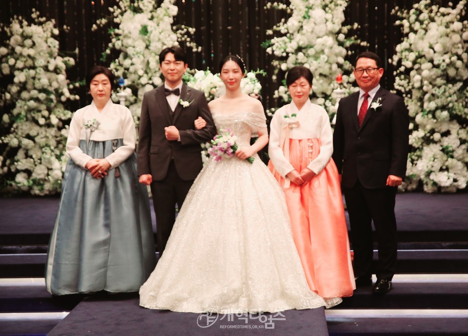 부총회장 김형곤 장로, 장녀 결혼예식 모습